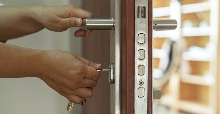 Porte d'entrée qui ferme mal : causes et solutions à Lyon